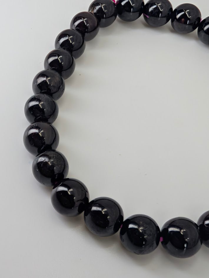 7mm garnet bracelet closeup