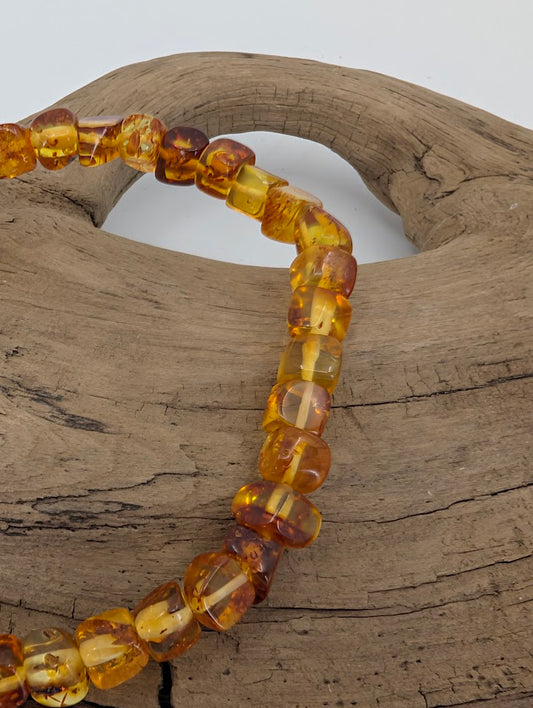 Baltic Amber Bracelet 5.5 mm – angled close-up highlighting polish and natural inclusions