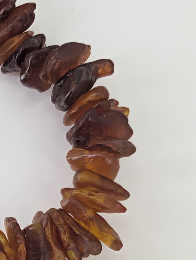 Natural Baltic Amber Chip Bracelet – detailed view of unpolished amber fragments and organic texture