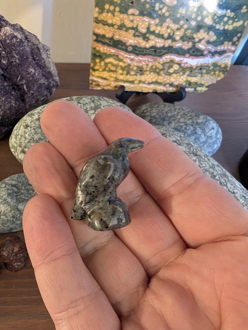 tiny-raven-carving-yooperlite-3cm-handheld-scale-reference