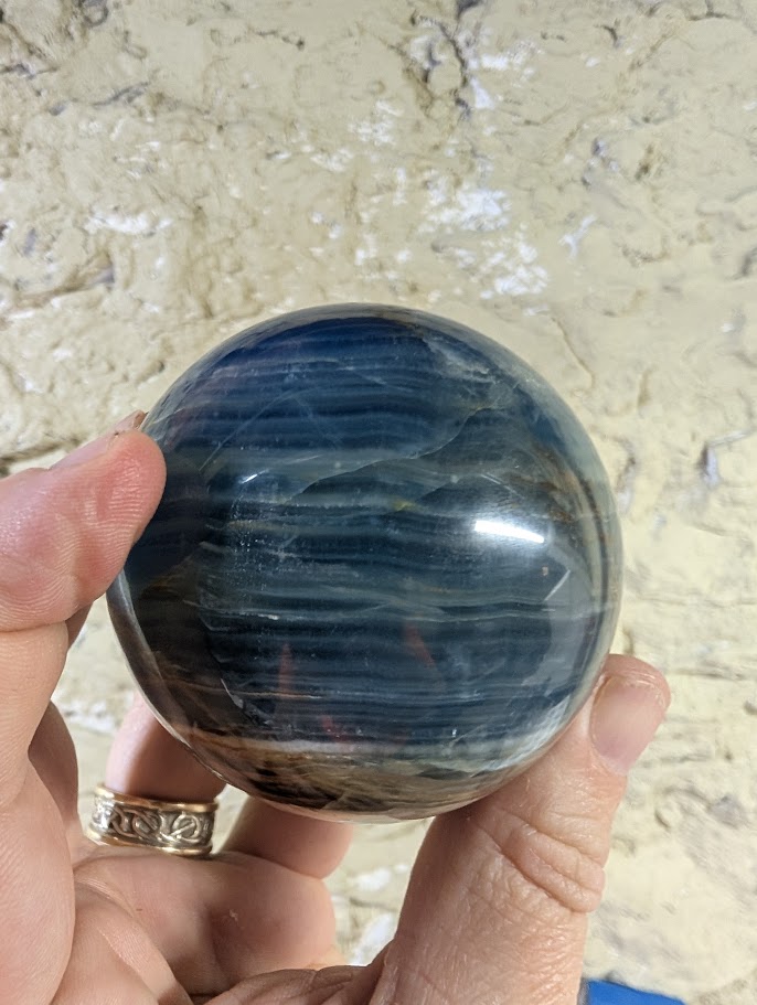 Mid-section view showing tight horizontal banding and soft coloration