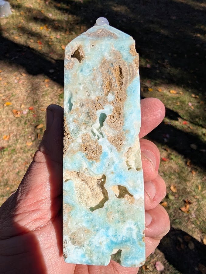 Caribbean Calcite Tower #3 side profile — blue-and-beige banding with natural texture