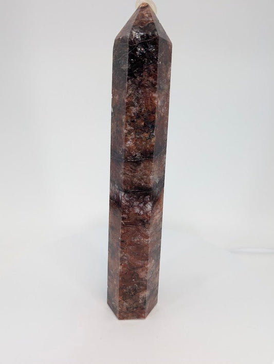 Hematoid Quartz tower – side view showing hematite lamination