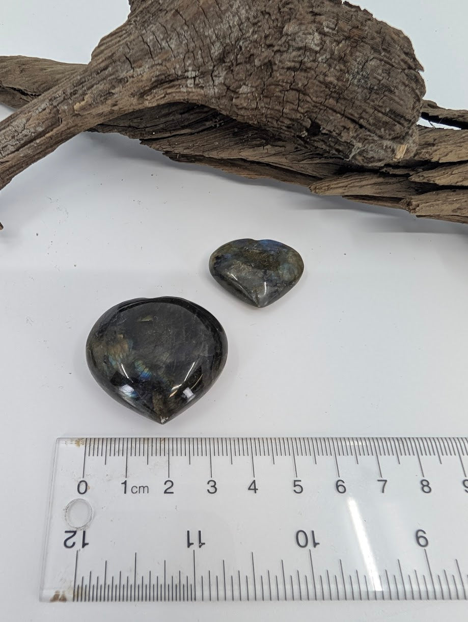 Size measurement of Labradorite hearts showing 2.5cm and 3.5cm widths.