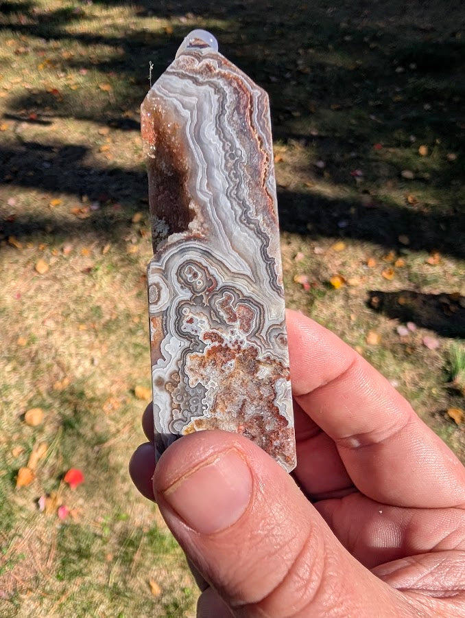 Mexican Lace Agate Tower front view – 95 mm polished banded agate with quartz vug