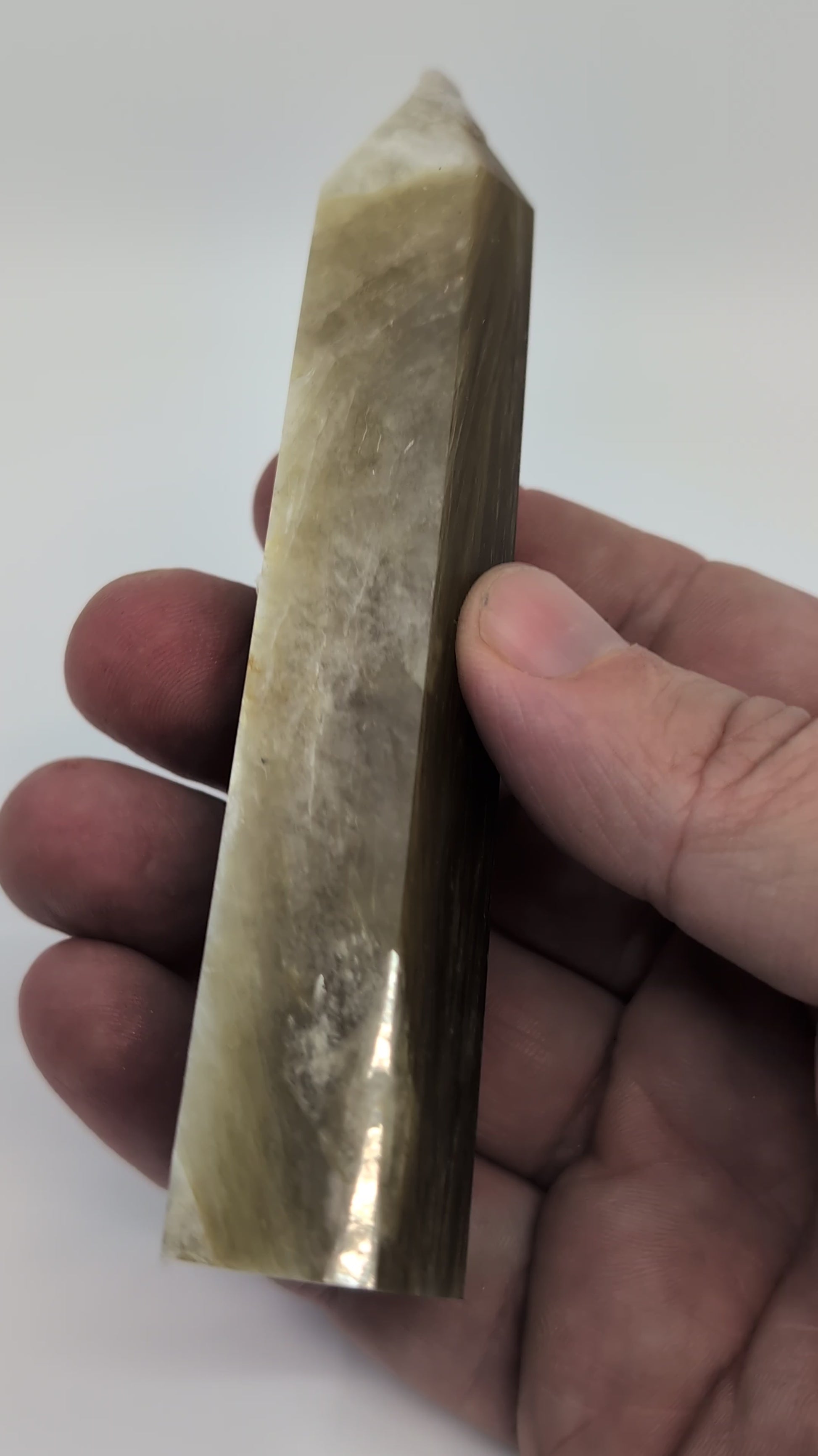 360° video of Golden Mica highlighting vertical fibers and golden sheen