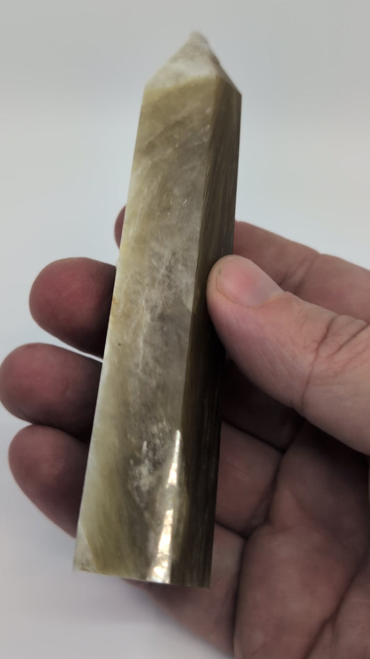 360° video of Golden Mica highlighting vertical fibers and golden sheen