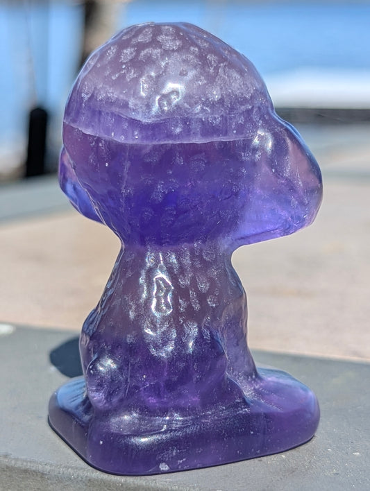 Sculpture de caniche en fluorite violette