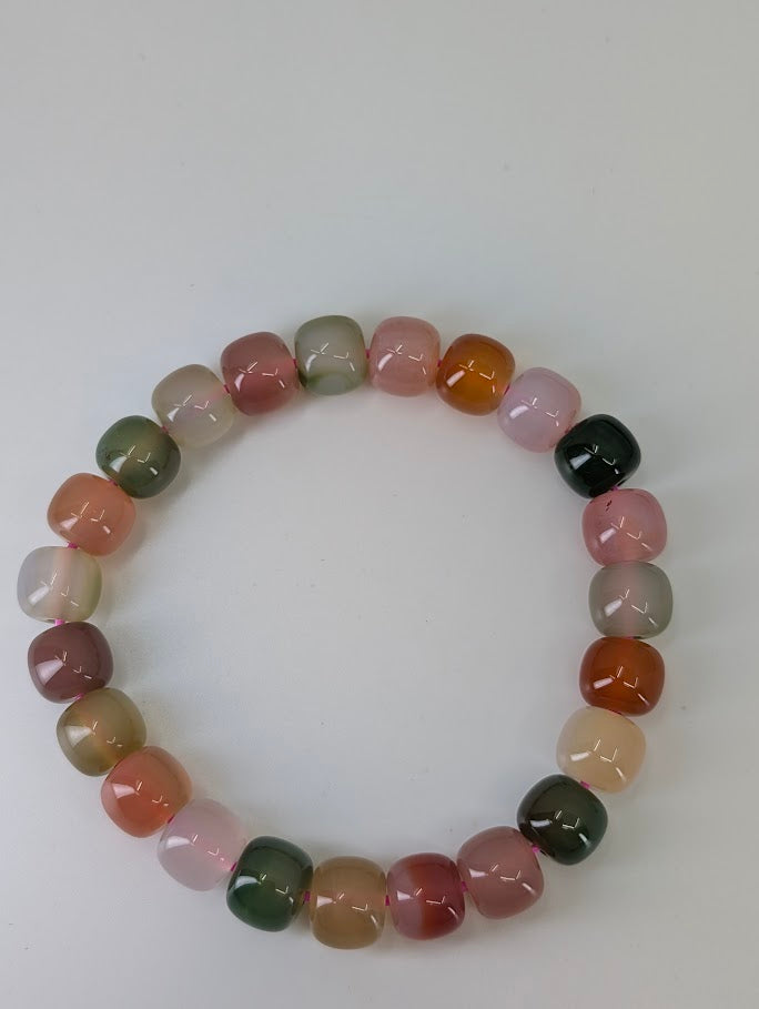 Top-down photo of Yanyuan agate bracelet with even color distribution