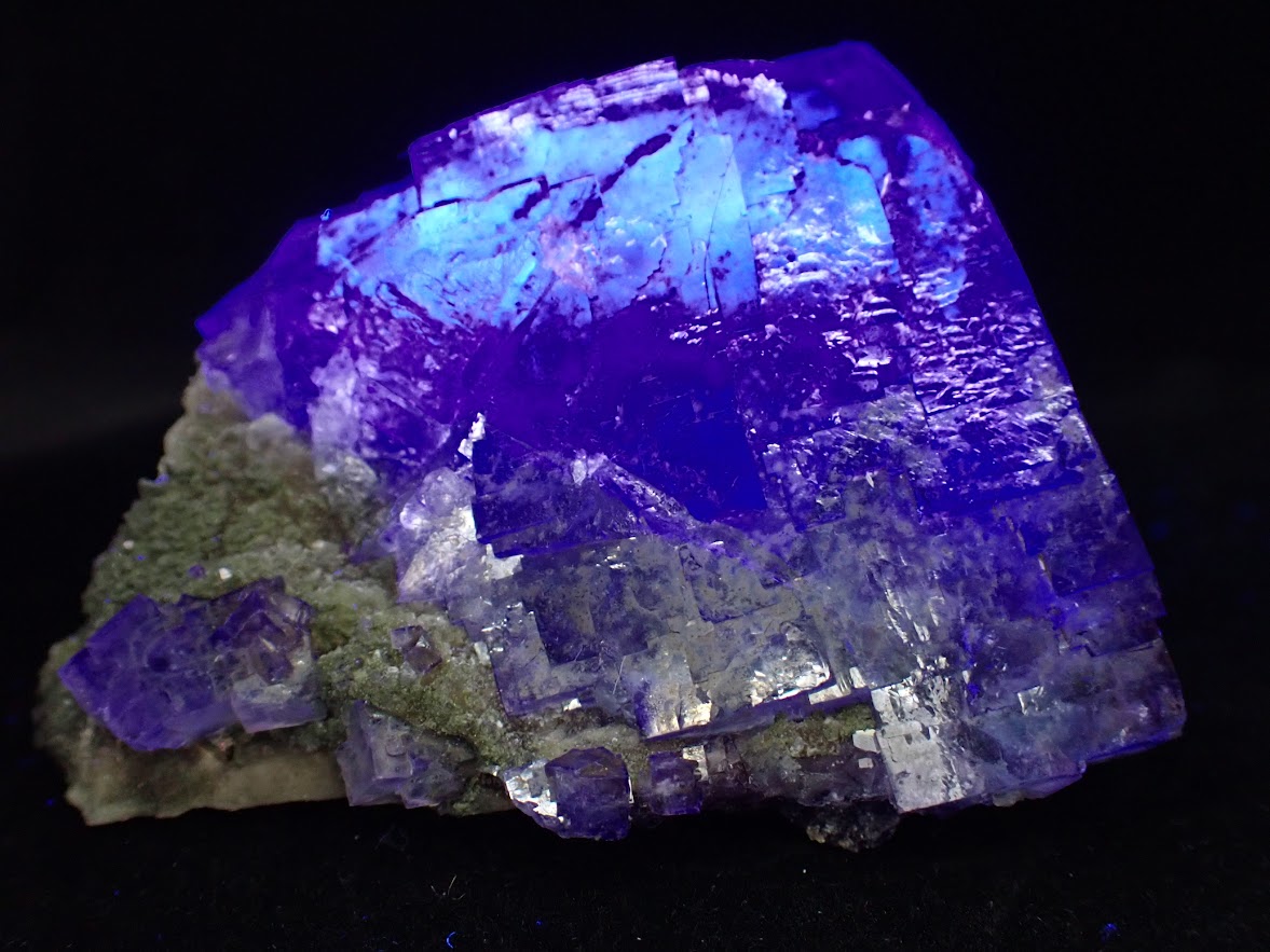 UV Multi-Colored “Open Window” Fluorite from Yaogangxian (2″ × 2″ × 2″, 168g)