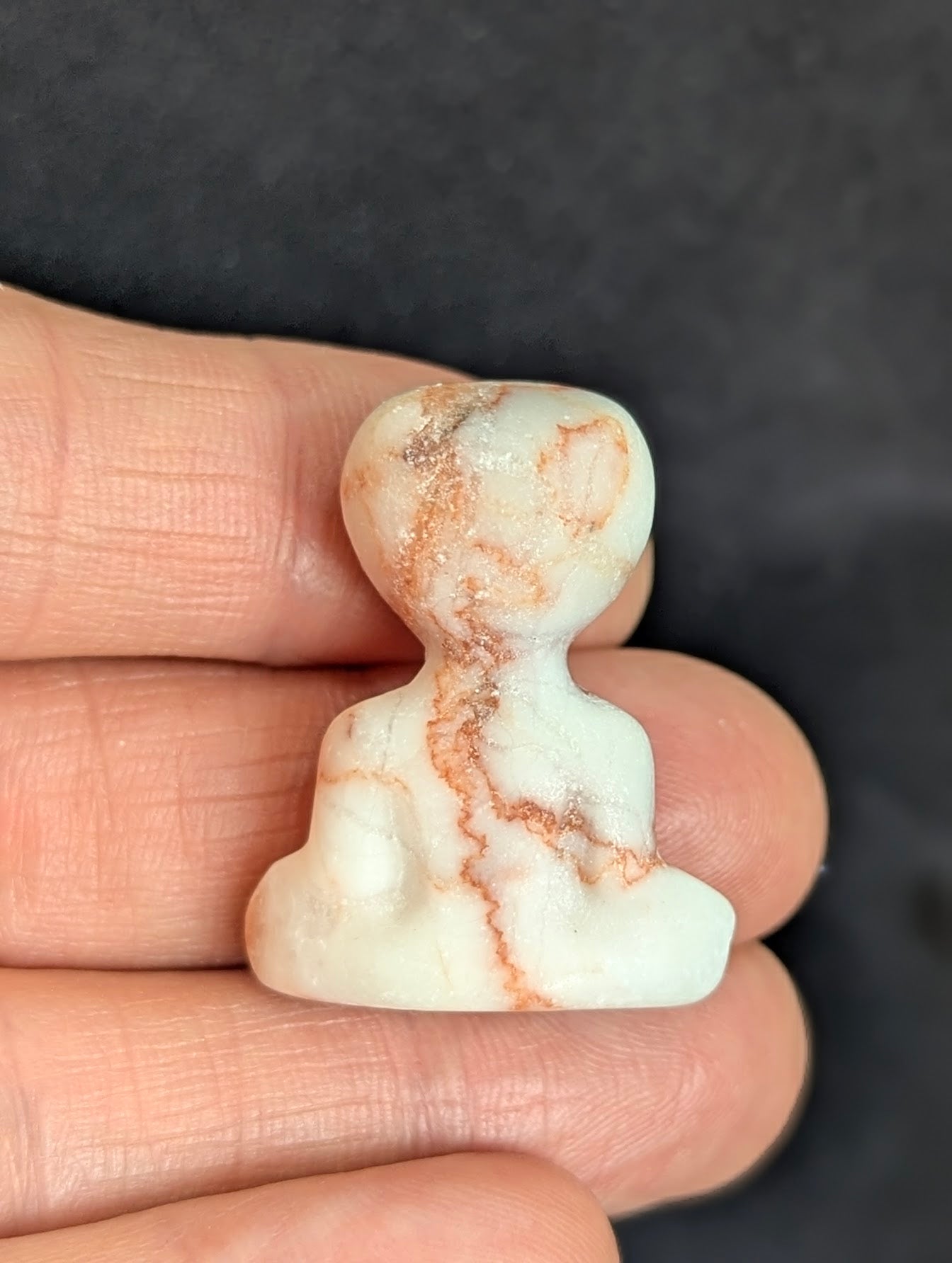 Mini totem d'alien méditant ~ 2,5 cm