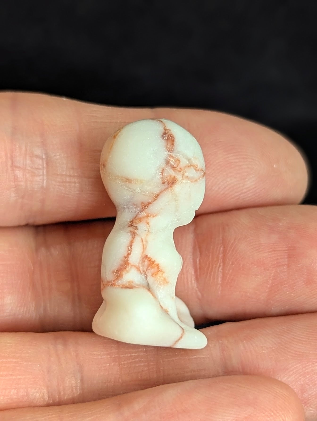 Mini totem d'alien méditant ~ 2,5 cm