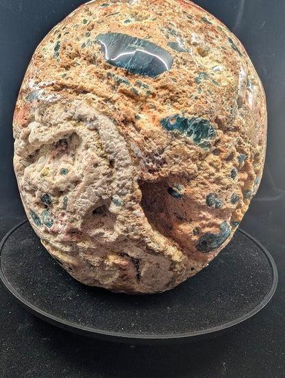 Lower back view with textured matrix and embedded apatite lense