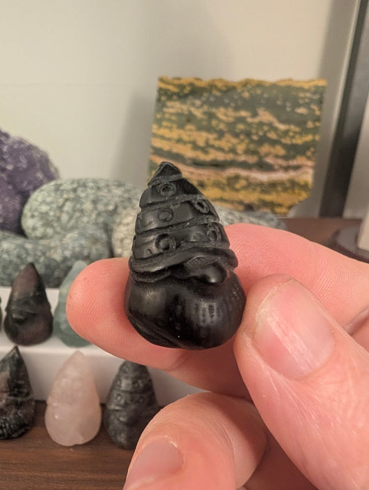 tiny-gnome-carving-black-obsidian-3cm-handheld-reference
