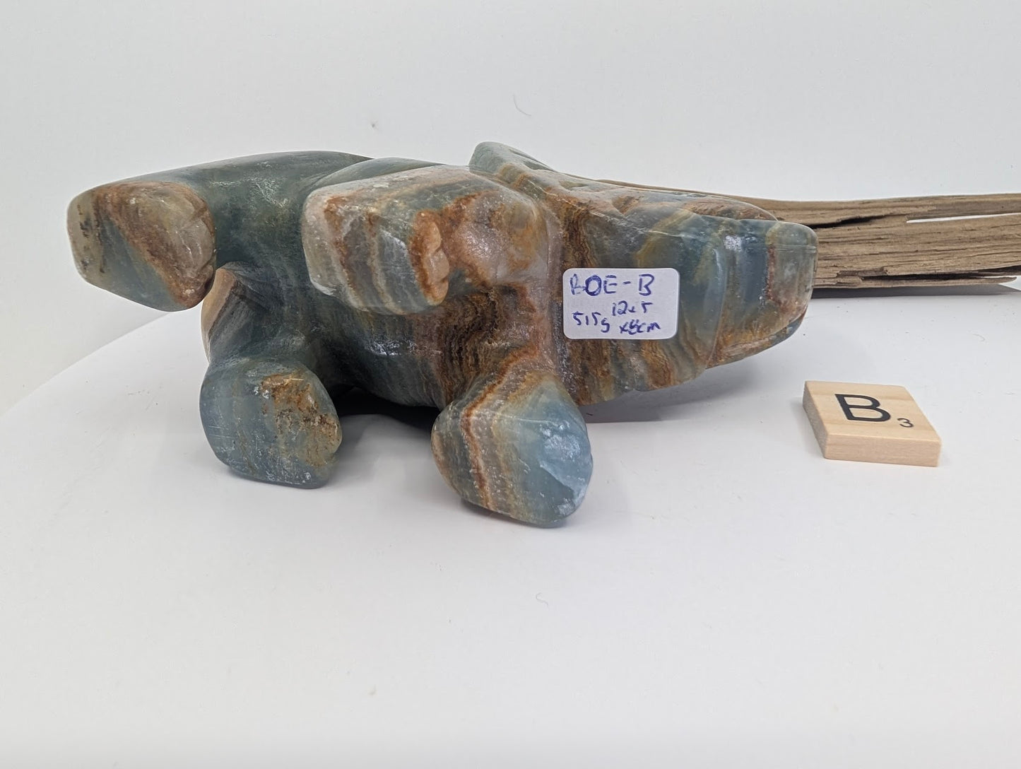 Underside of Blue Onyx elephant specimen B3 showing weight label 515g and natural mineral structure.