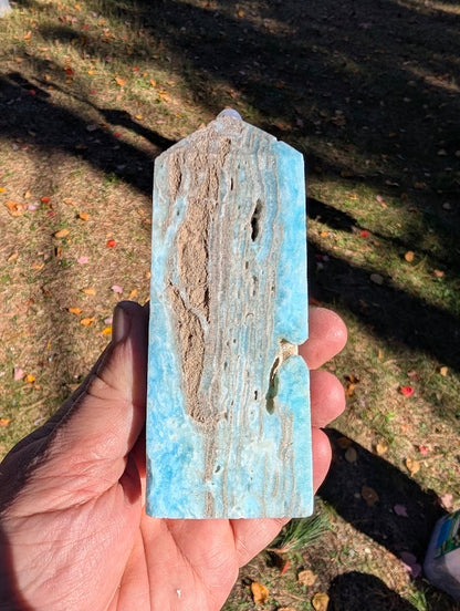Caribbean Calcite Tower #1 side profile – blue calcite and beige aragonite banding