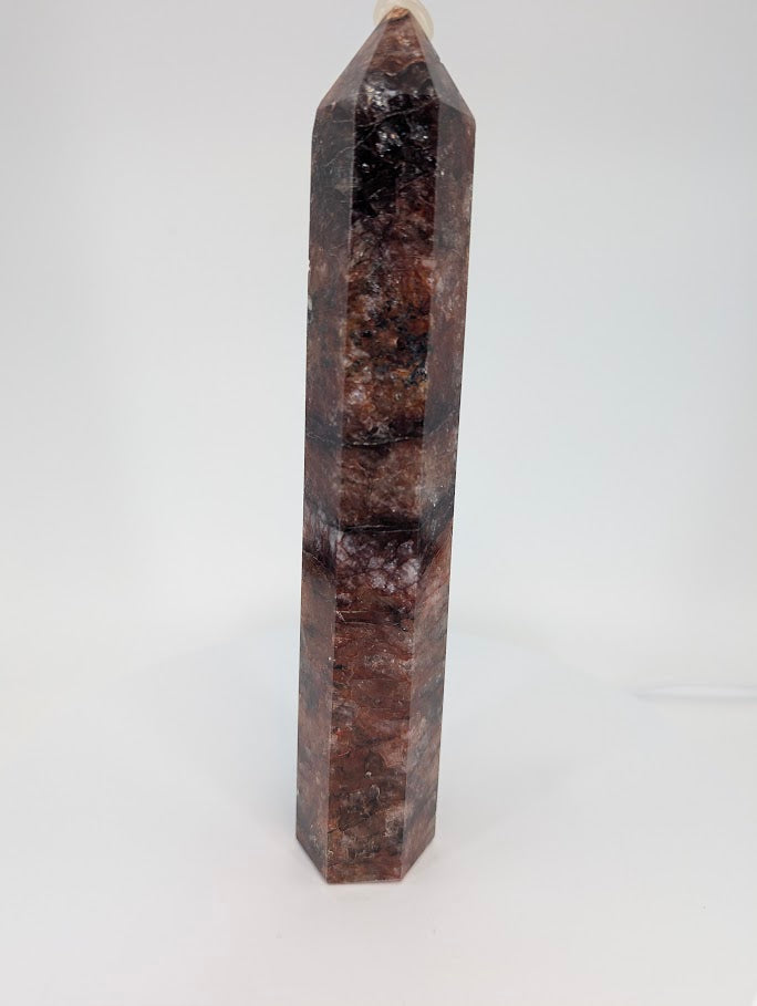 Hematoid Quartz tower – side view showing hematite lamination