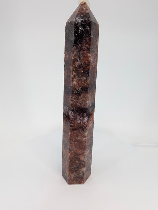 Hematoid Quartz tower – side view showing hematite lamination