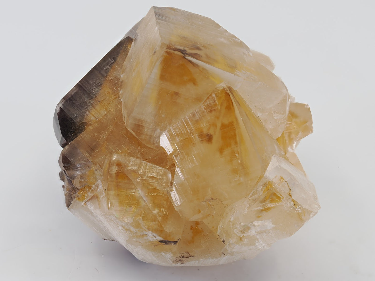 This shot captures the rhombohedral symmetry perfectly, which serves as the primary identification feature distinguishing this from Fluorite. The "stepped" growth visible here is a hallmark of high-quality hydrothermal Calcite from the Hunan districts.