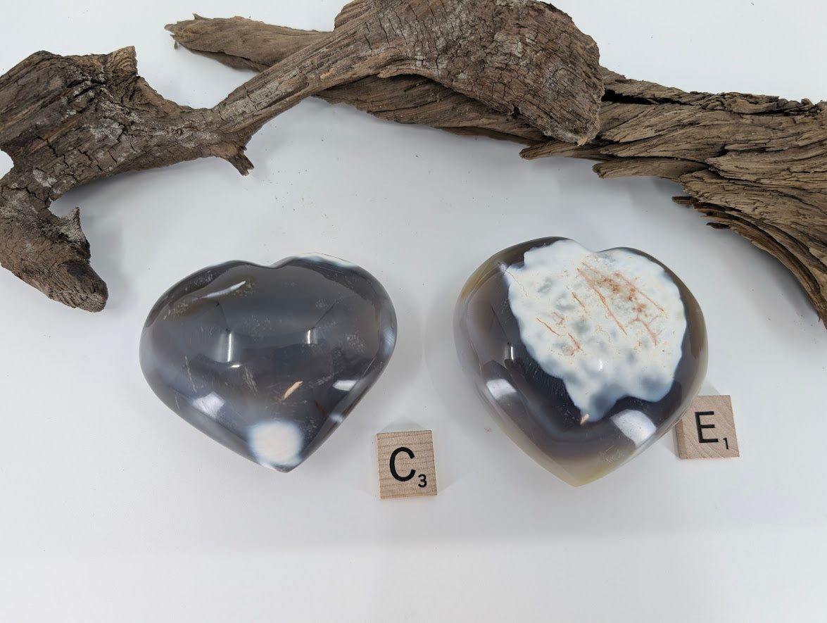 Comparison of Orca Agate hearts Specimen C (215g) and Specimen E (245g).