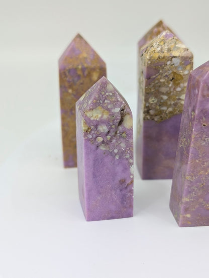 Close-up of phosphosiderite small mini point towers showing natural veining