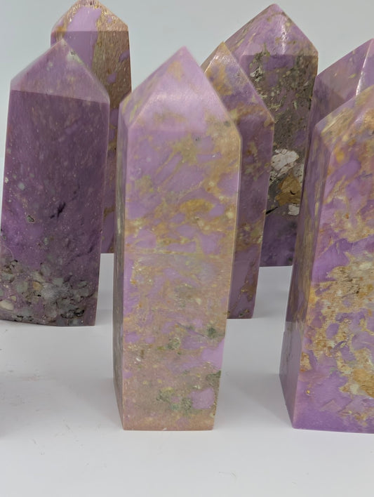 Close-up of phosphosiderite medium mini point towers showing natural veining