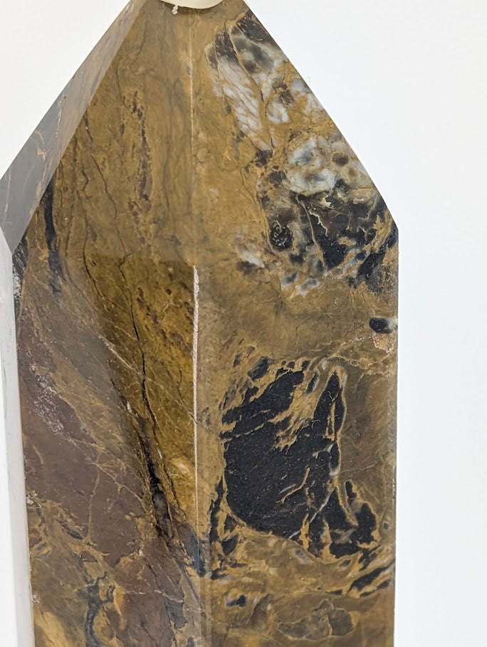 Pietersite tower – tall profile under light