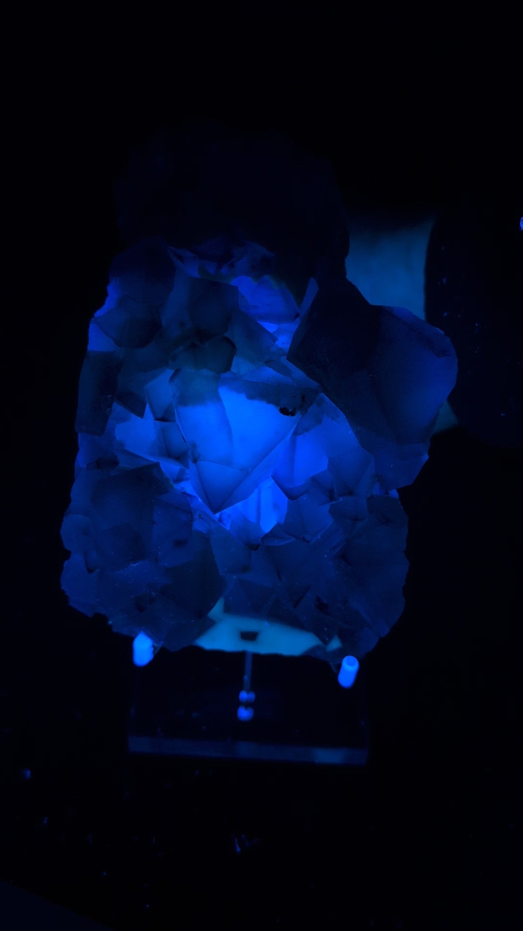 Rare De’an Fluorite Cluster – fluorescence video 