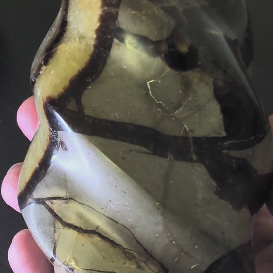 360° video of large septarian flame carving from Madagascar