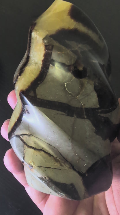 360° video of large septarian flame carving from Madagascar