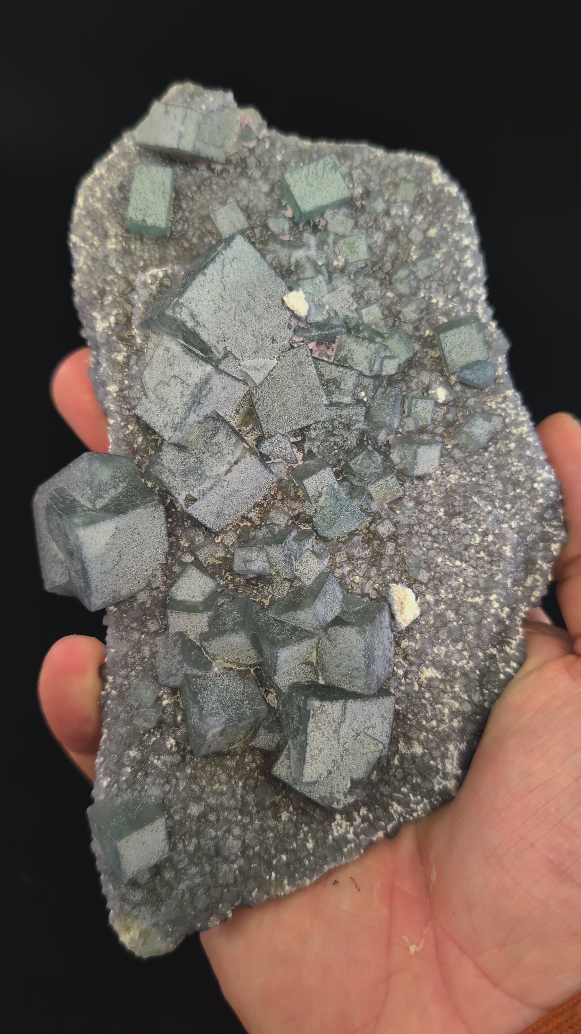 360° video of green fluorite on quartz matrix – UV reactive cube crystals from Inner Mongolia