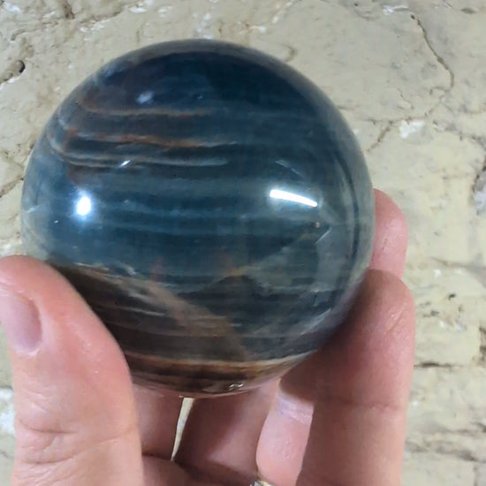 360° video of 68mm blue onyx sphere showing layered calcite banding