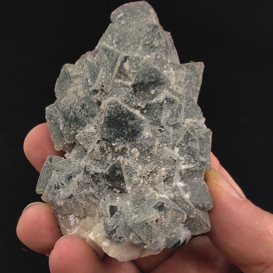 360-degree video of octahedral blue fluorite on candle quartz matrix with UV-reactive properties – Inner Mongolia specimen