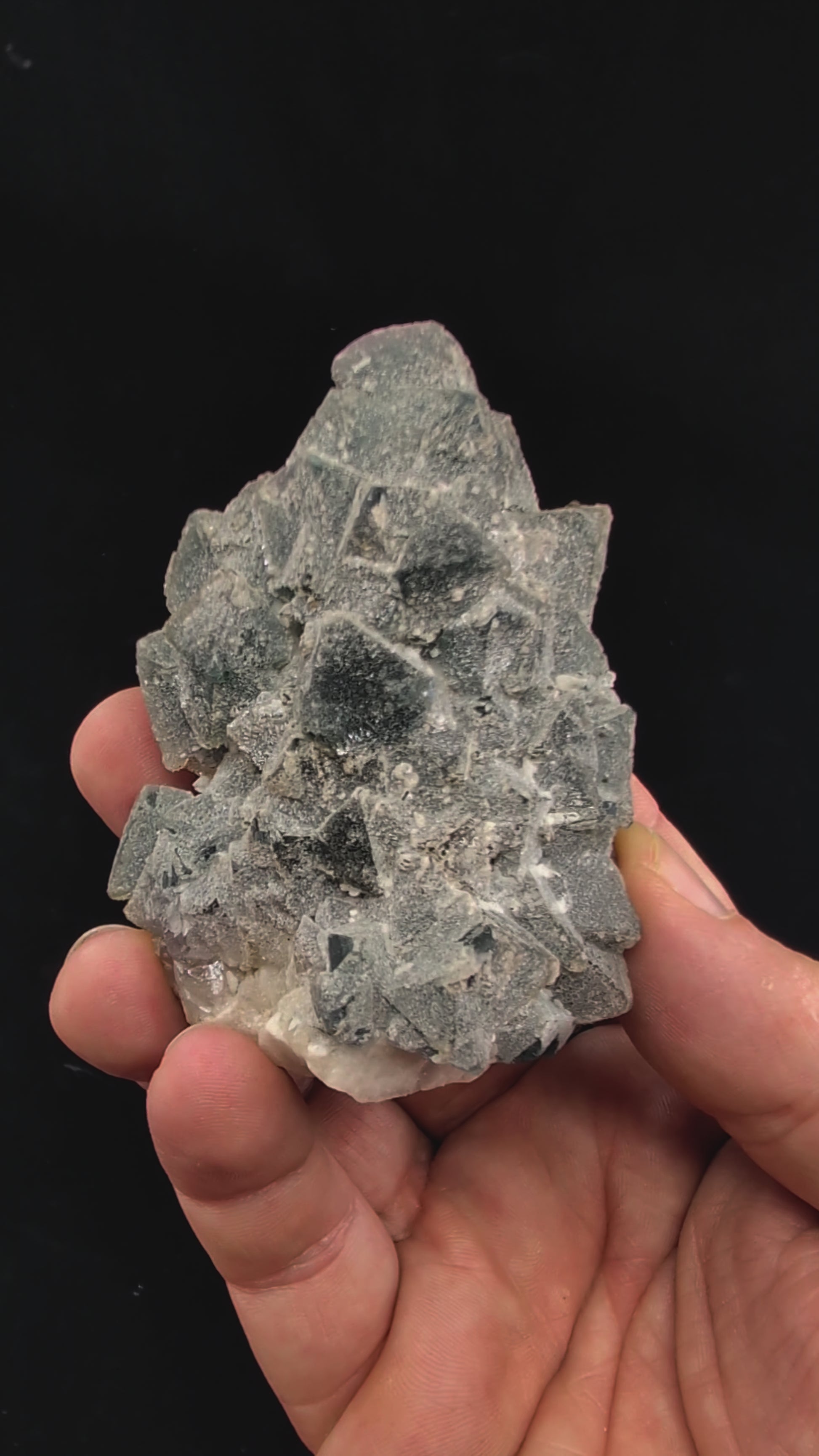 360-degree video of octahedral blue fluorite on candle quartz matrix with UV-reactive properties – Inner Mongolia specimen