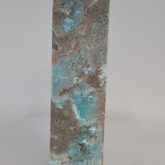 Blue Aragonite tower – 360 view, 17.5 cm tall