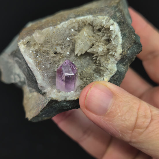 360° video of Brandberg Amethyst with quartz vug from Namibia