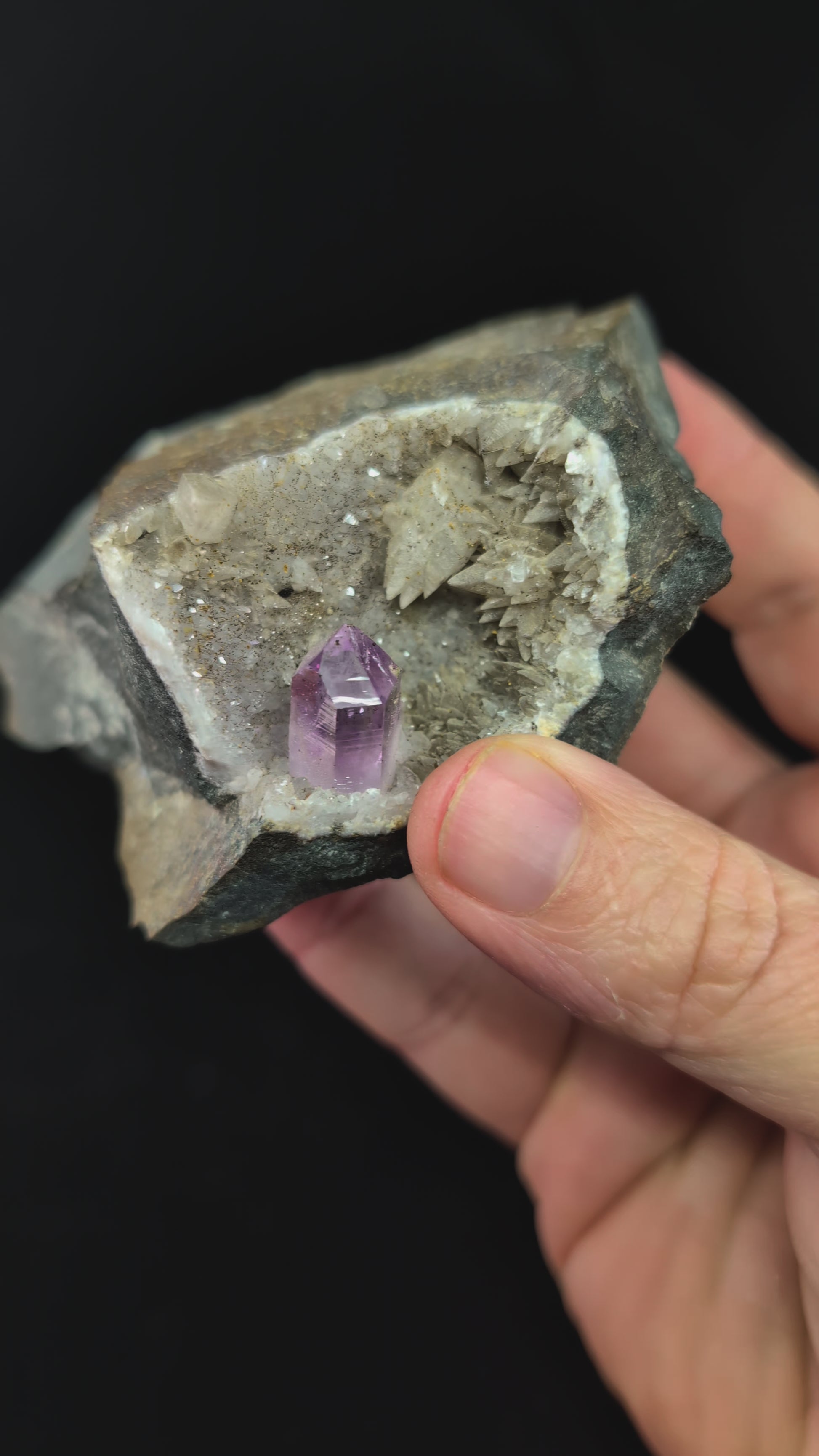 360° video of Brandberg Amethyst with quartz vug from Namibia