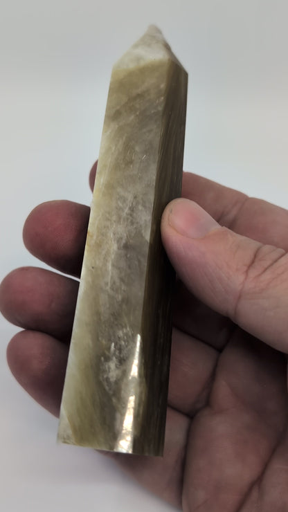 360° video of Golden Mica highlighting vertical fibers and golden sheen