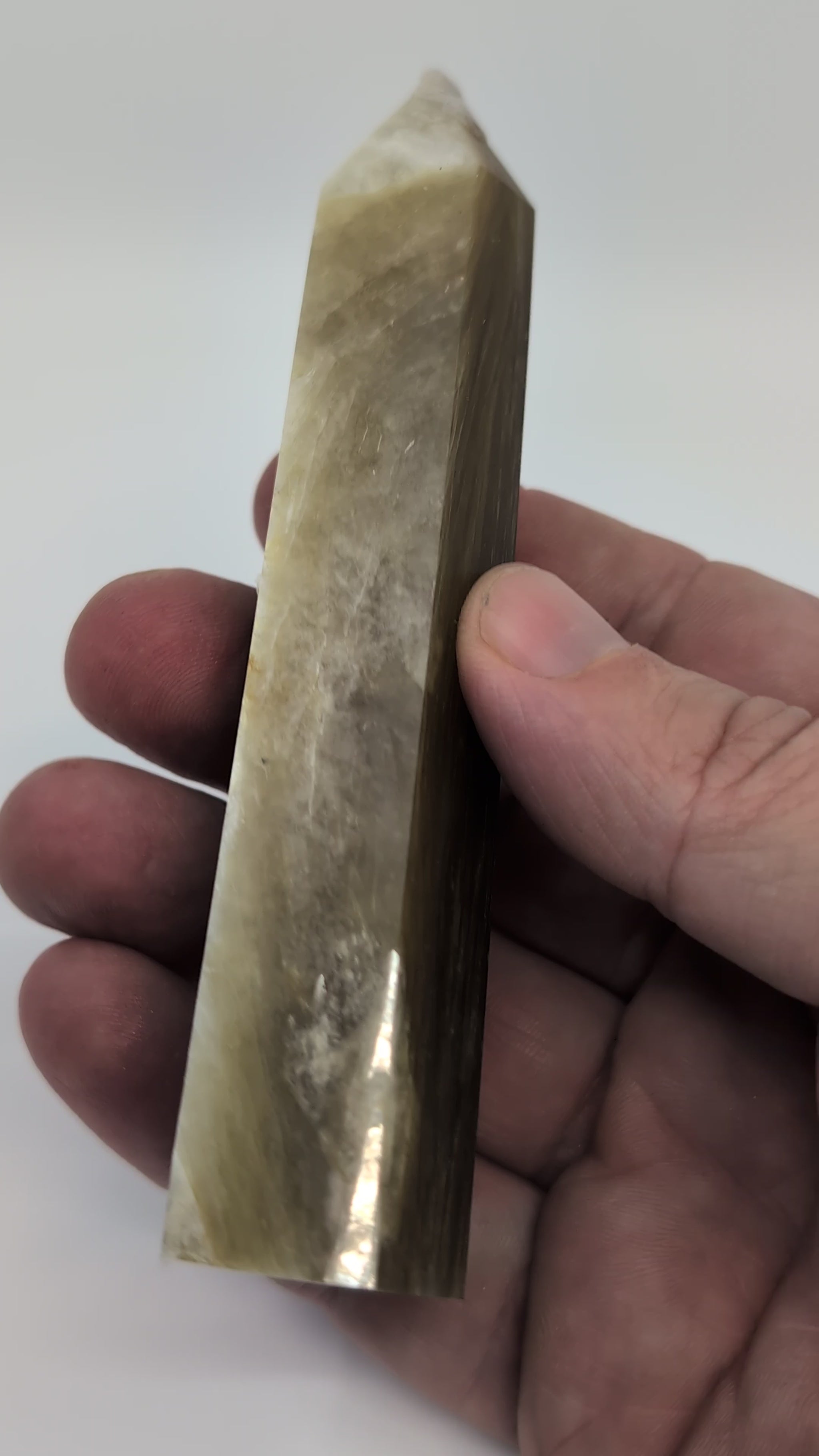 360° video of Golden Mica highlighting vertical fibers and golden sheen