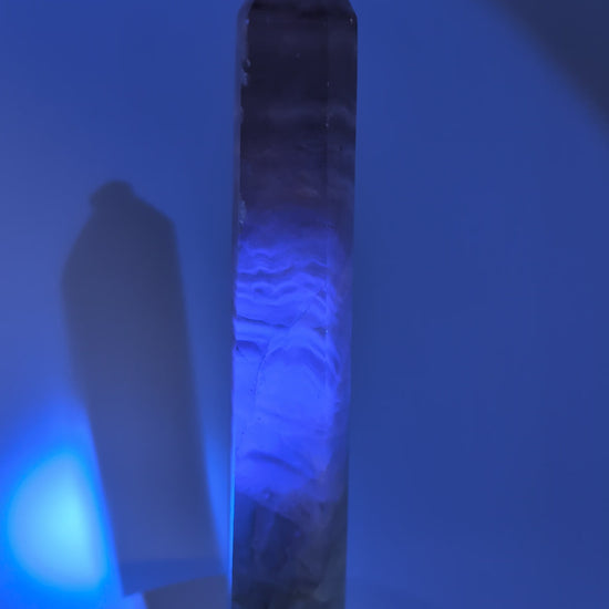 360° rotation video – Banded Fluorite tower, 29 cm, premium specimen under UV light