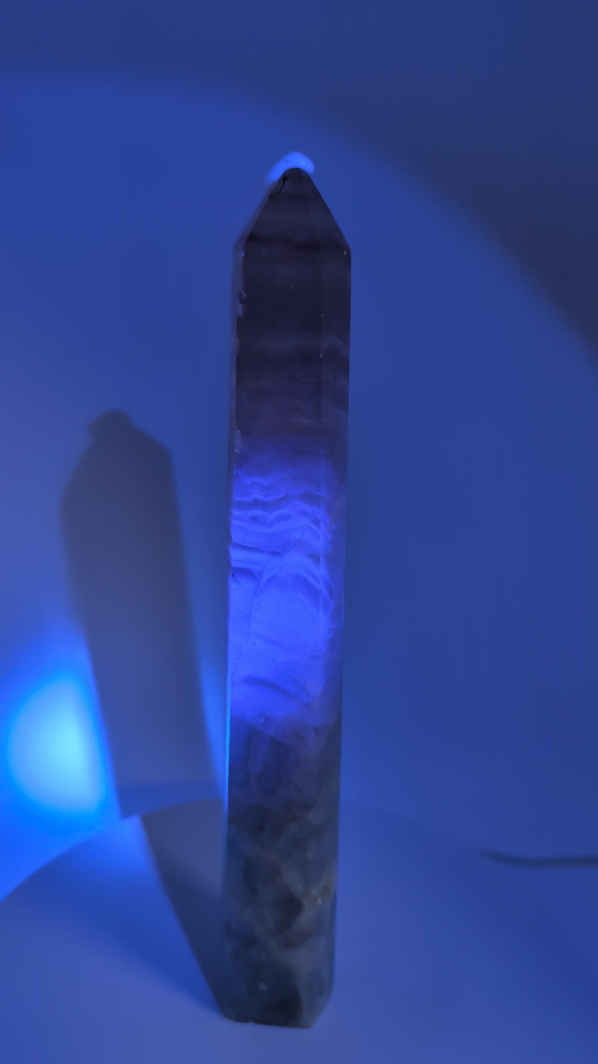 360° rotation video – Banded Fluorite tower, 29 cm, premium specimen under UV light