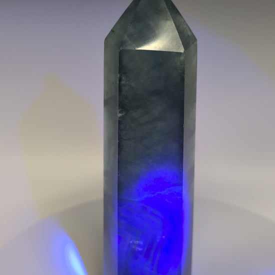 360° rotation video – Green Fluorite tower, 19 cm, premium specimen under UV
