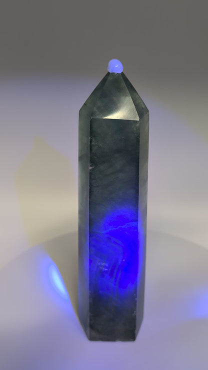 360° rotation video – Green Fluorite tower, 19 cm, premium specimen under UV
