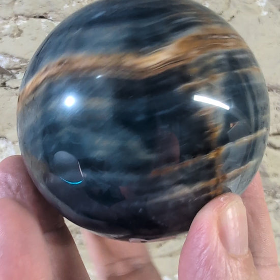 360° video of blue onyx sphere showcasing golden bands and deep blues