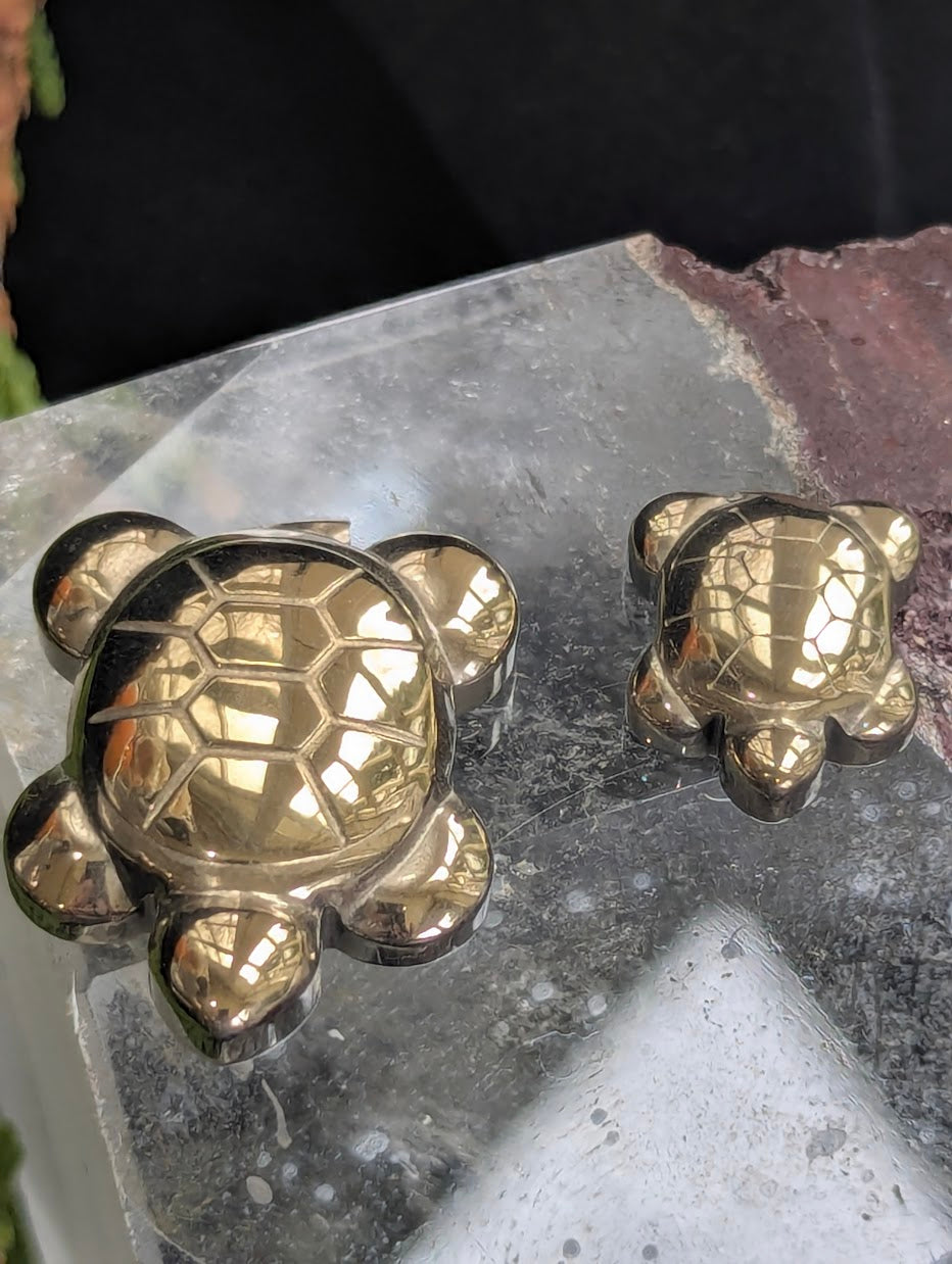 tiny-pyrite-turtle-carving-3cm-metallic-polished-shell