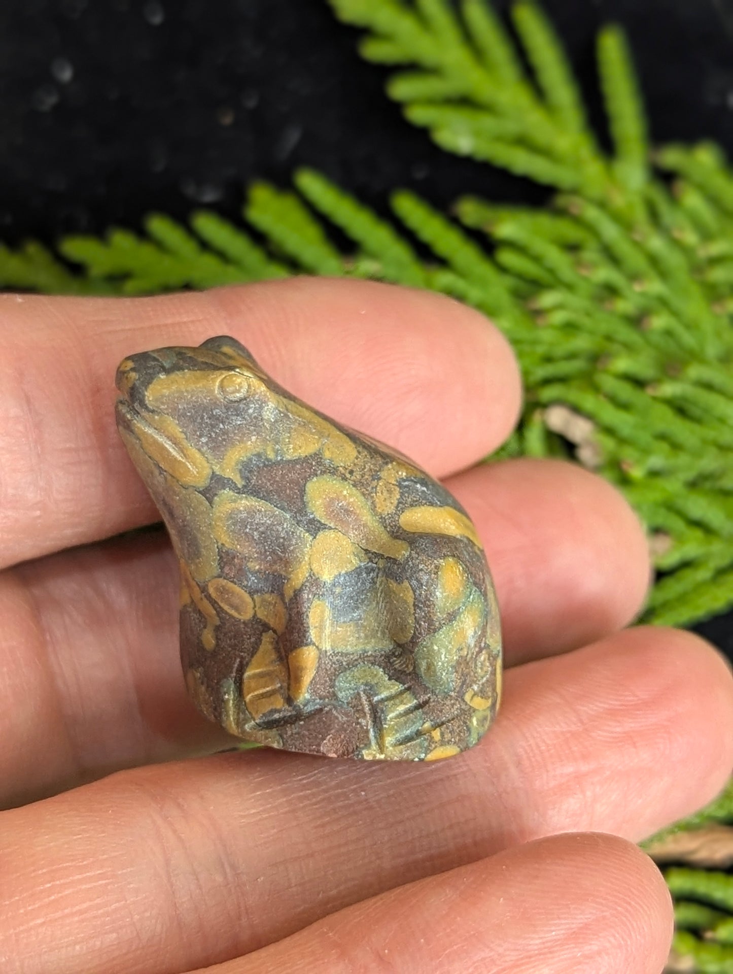 Tiny Frog Mineral Totem ~ 1"