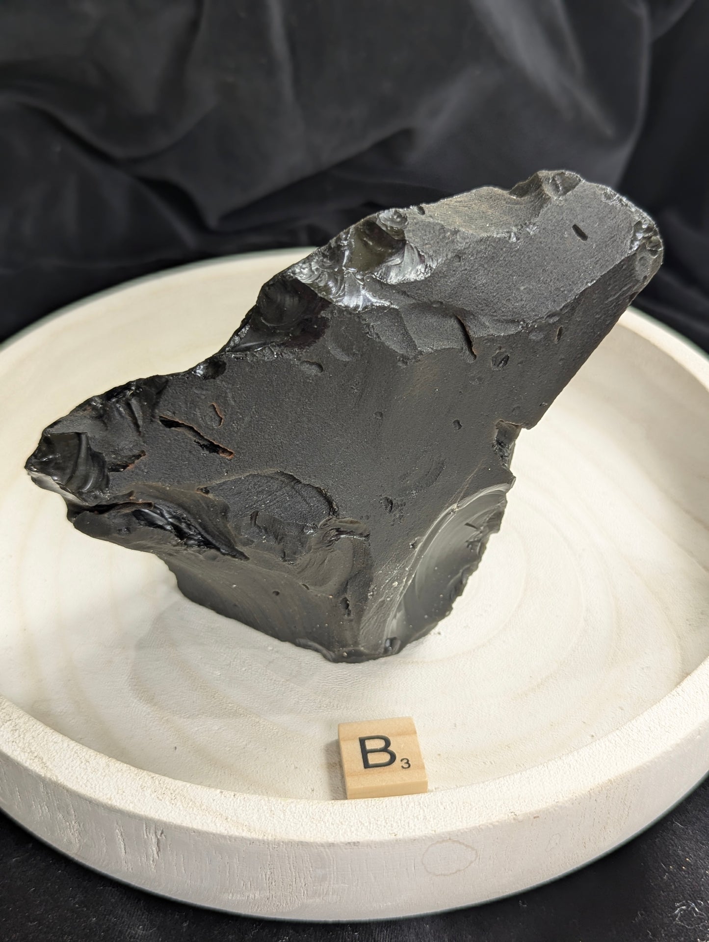 Morceaux bruts d'obsidienne noire