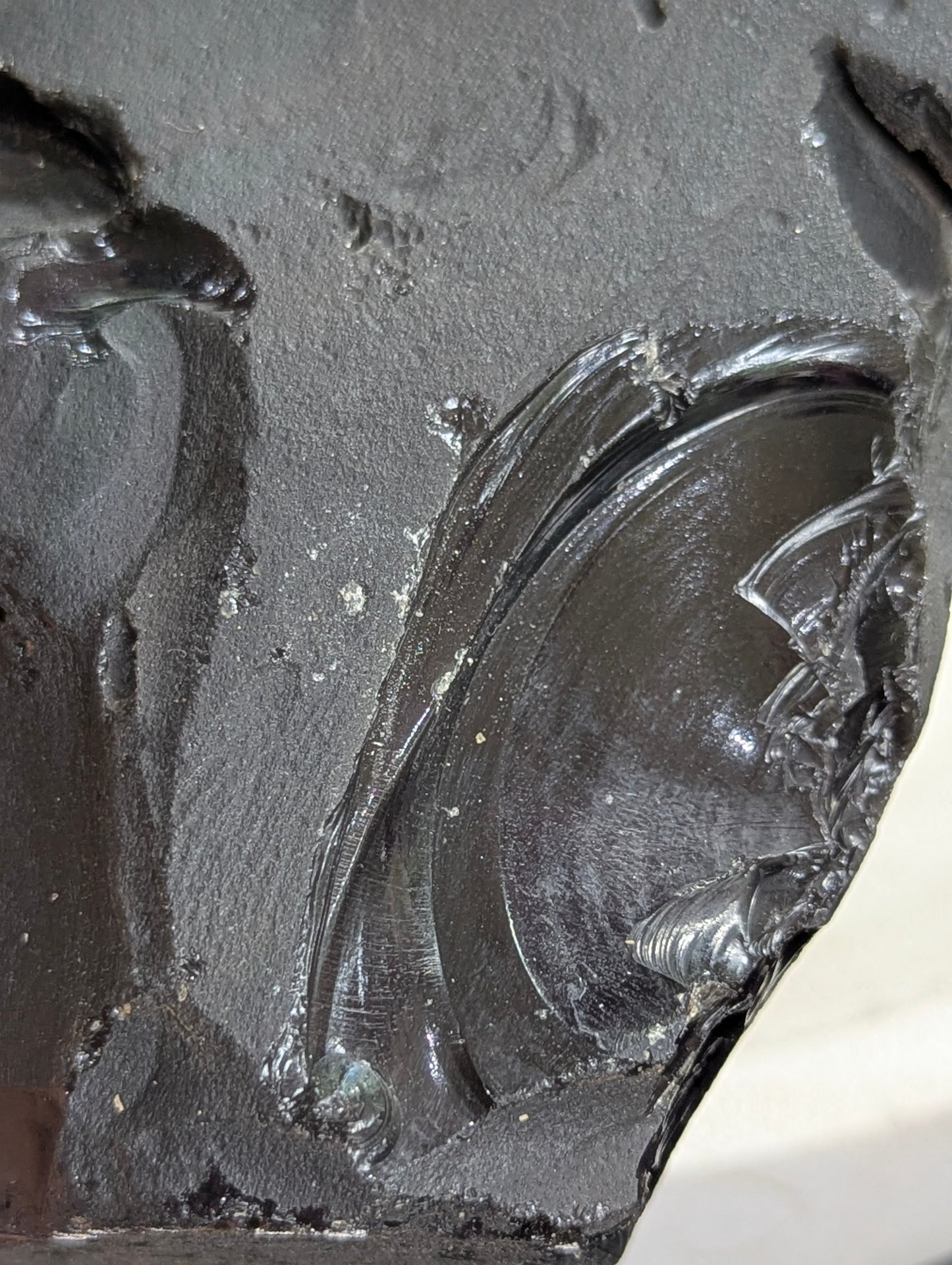 Morceaux bruts d'obsidienne noire