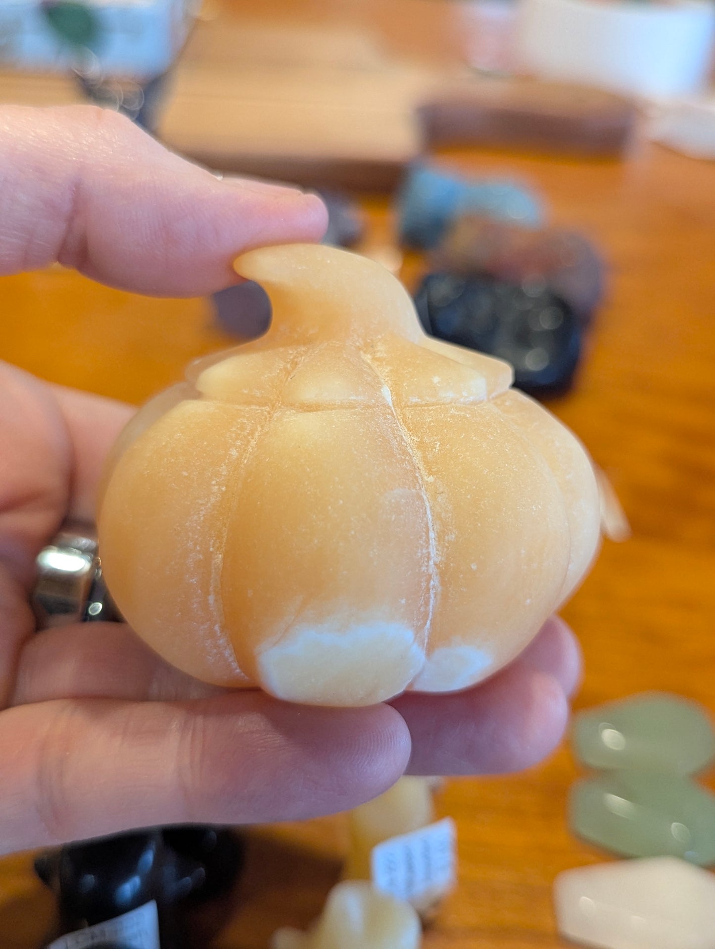 Citrouille en Calcite Orange - Sculptée à la main