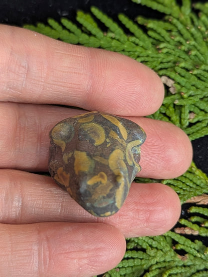 Tiny Frog Mineral Totem ~ 1"